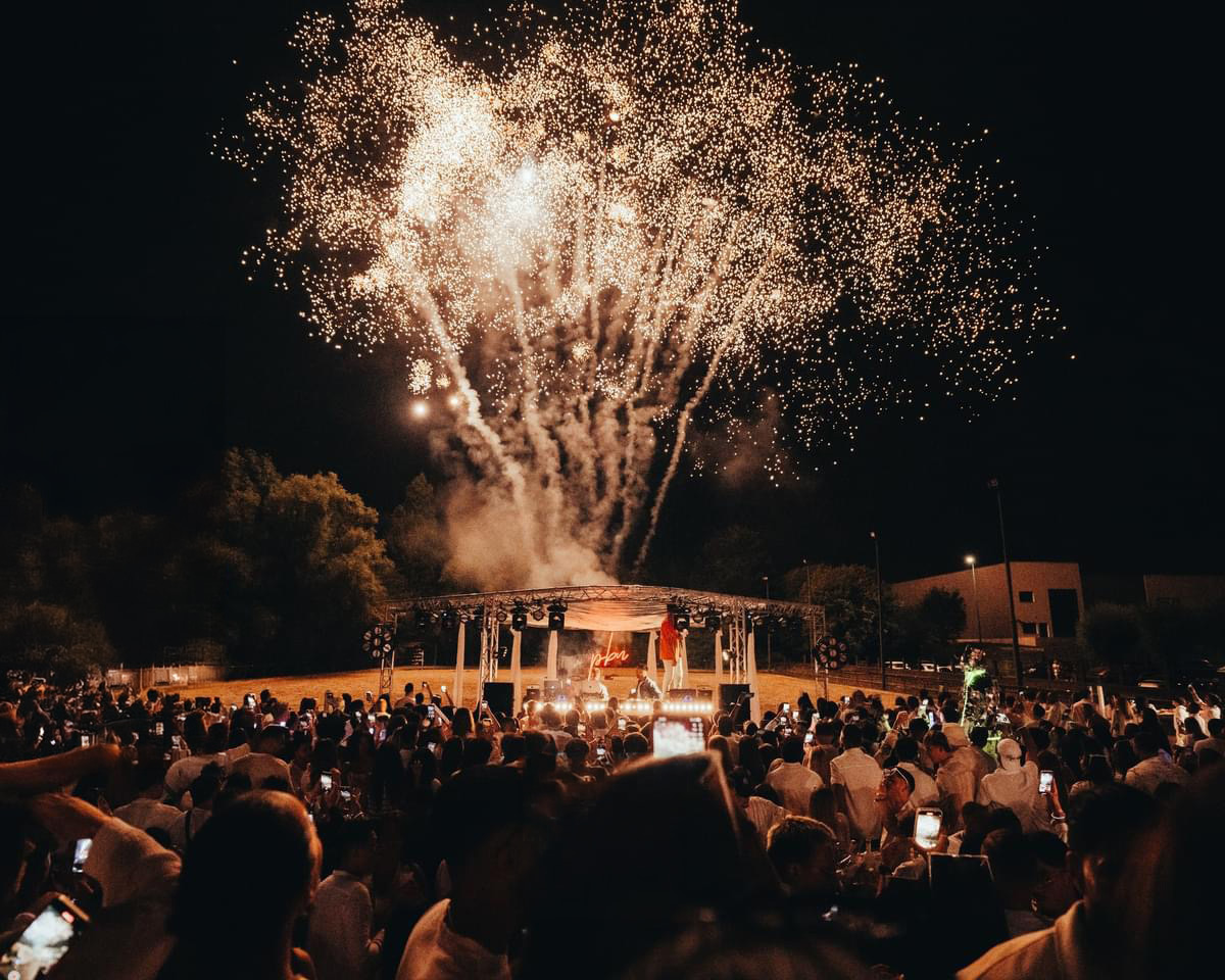  Conception de scènes inédites comprenant : sonorisation, éclairage & effets.