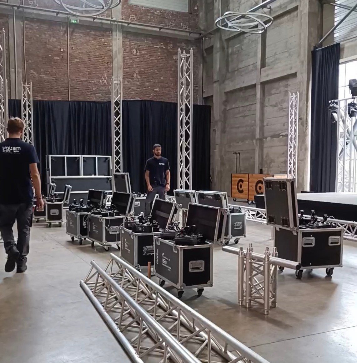  Conception de scènes inédites comprenant : sonorisation, éclairage & effets.